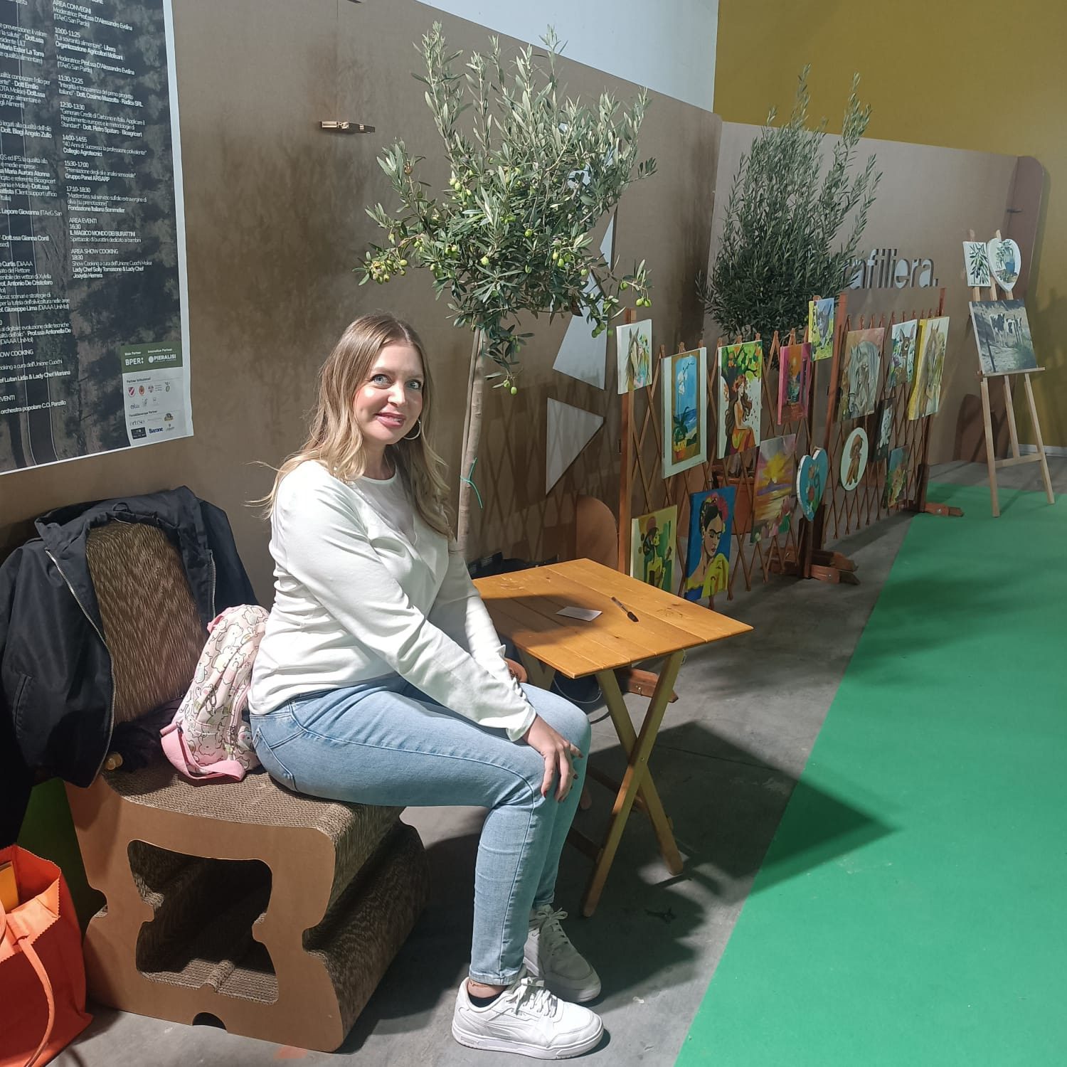 Viviana allo stand della fiera dell'olio a Larino