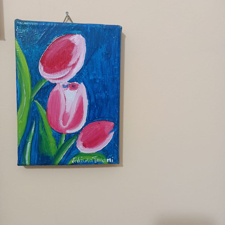 Handgemaltes Ölbild auf Leinwand. Tre tulipani rosa su blu.